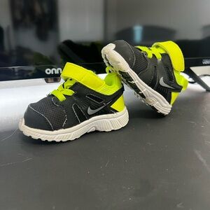 Nike Kids Sneakers - Black & Neon Yellow